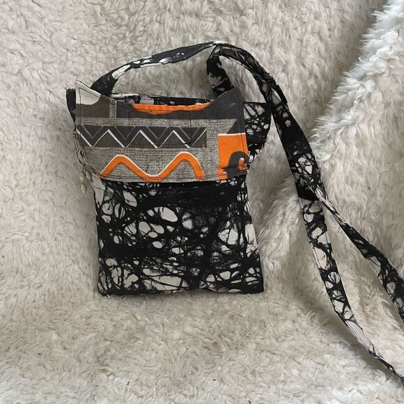 Project Lydia Giraffe Black and White Small crossbody bag . - Picture 7 of 12